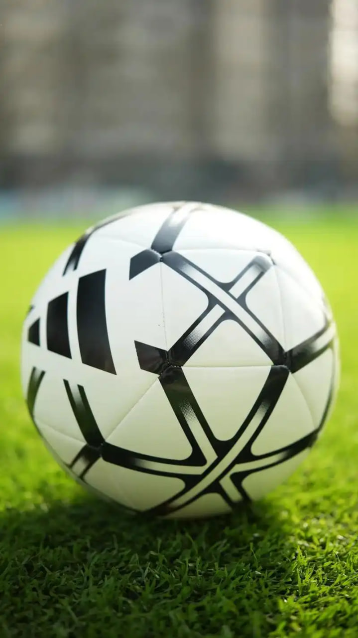 数据分析师研究足球数据